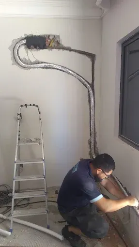 Técnico preparando infraestrutura para split